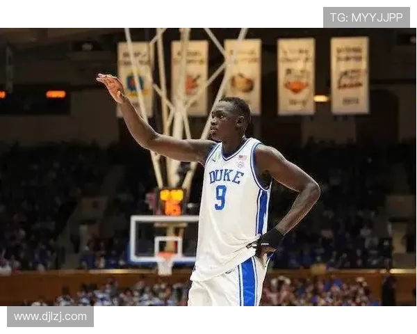 马卢阿奇篮下强势接球转身进攻成功完成21精彩瞬间